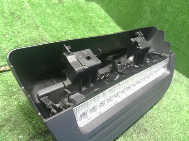 【中古】タント DBA-LA600S ハイマウントストップランプ 81579-B2040 自社品番250524 S28