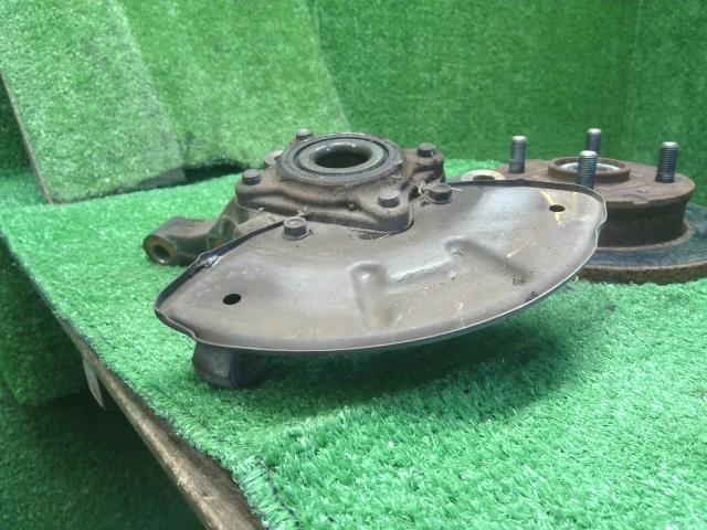 【中古】ミニキャブ GBD-U62T 左フロント　ナックル　ハブ　MR353692 自社品番250543 W37