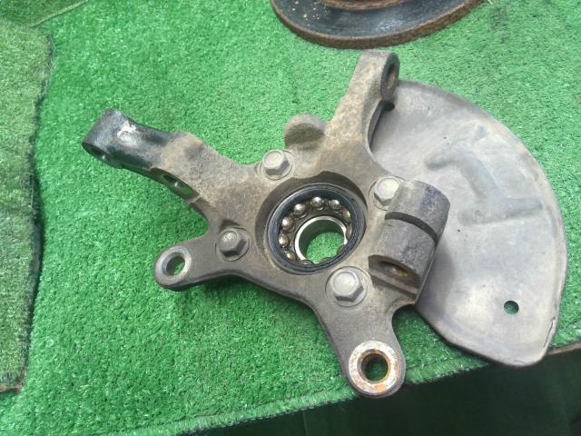 【中古】ミニキャブ GBD-U62T 左フロント　ナックル　ハブ　MR353692 自社品番250543 W37