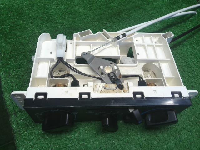 【中古】ミニキャブ GBD-U62T エアコン　スイッチ　Ａ／Ｃスイッチパネル 7820A253 自社品番250543 W37