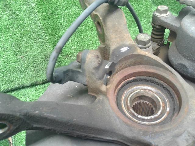 【中古】アルト LA-HA23S 左フロントナックルハブ　助手席側 45150-76810 自社品番250547 ZA4