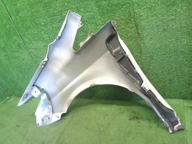 【中古】プリウス DAA-ZVW30 右フロントフェンダー　運転席側 53801-47050 自社品番250554 070