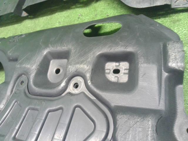 【中古】プリウス DAA-ZVW30 エンジンアンダーカバー 51410-12101 自社品番250554 070