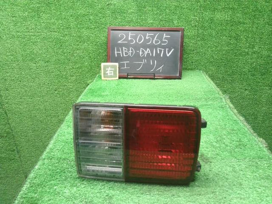 【中古】エブリィ HBD-DA17V 右テールランプ  ブレーキランプ　自社品番250565 26U