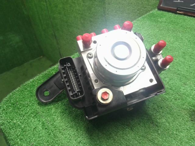 【中古】エブリィ HBD-DA17V ＡＢＳアクチュエーター  自社品番250565 26U