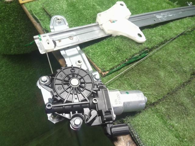 【中古】フレアワゴン DAA-MM42S 右　フロント　ドアレギュレーターモーター 1A27-58-560B 自社品番250566 2BT