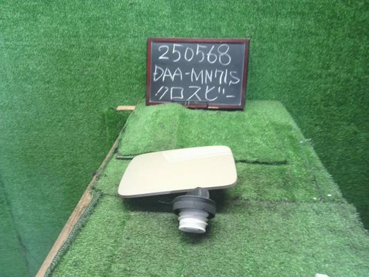 【中古】クロスビー DAA-MN71S フューエルリッド 給油口パネル 64570-76R00 自社品番250568 DWY