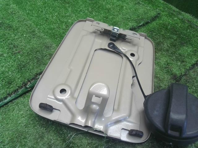 【中古】クロスビー DAA-MN71S フューエルリッド 給油口パネル 64570-76R00 自社品番250568 DWY