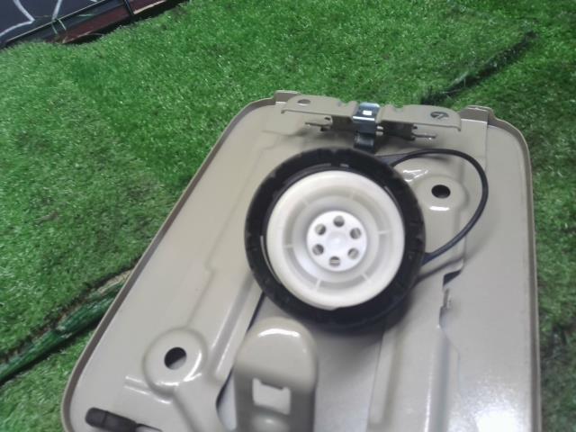 【中古】クロスビー DAA-MN71S フューエルリッド 給油口パネル 64570-76R00 自社品番250568 DWY