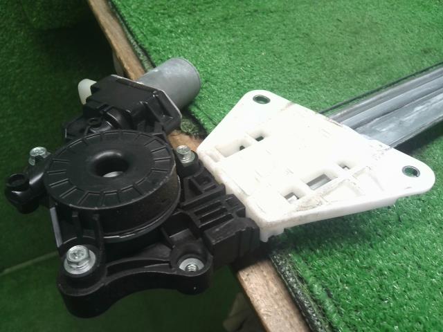 【中古】ハスラー DAA-MR41S 左フロント ドアレギュレーターモーター 83402-65P01 自社品番250570 B3W