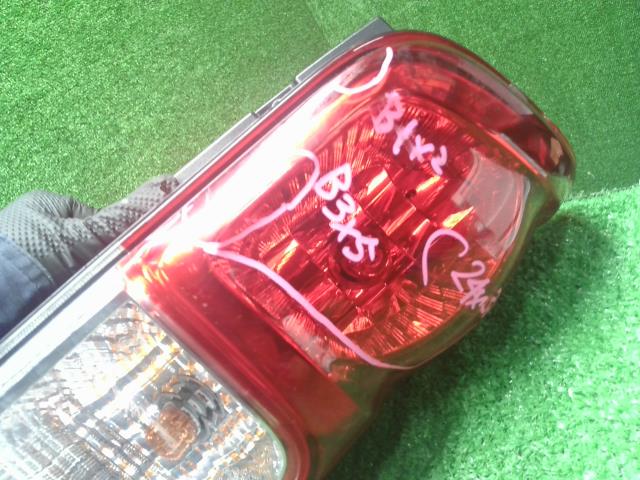 【中古】NV350キャラバン LDF-CW8E26 右テールランプ 26550-3XA0B 自社品番250571 QM1