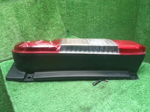 【中古】NV350キャラバン LDF-CW8E26 右テールランプ 26550-3XA0B 自社品番250571 QM1