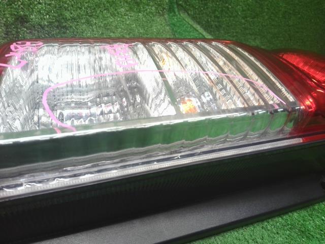 【中古】NV350キャラバン LDF-CW8E26 左テールランプ 26555-3XA0B 自社品番250571 QM1