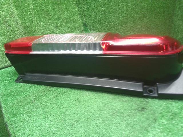 【中古】NV350キャラバン LDF-CW8E26 左テールランプ 26555-3XA0B 自社品番250571 QM1