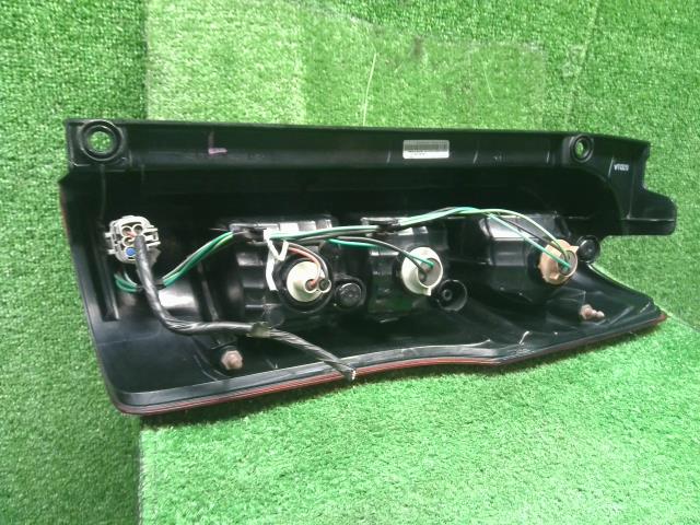 【中古】NV350キャラバン LDF-CW8E26 左テールランプ 26555-3XA0B 自社品番250571 QM1