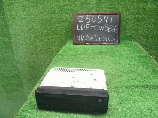 【中古】NV350キャラバン LDF-CW8E26 ラジオ 28013-VZ00A 自社品番250571 QM1
