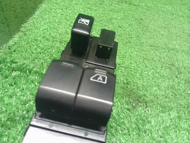 【中古】NV350キャラバン LDF-CW8E26 パワーウインドウ PWスイッチ 25401-3XU0A 自社品番250571 QM1