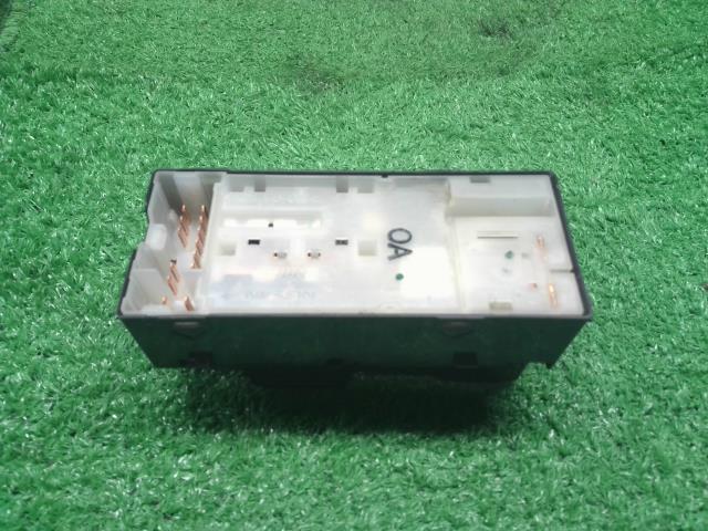 【中古】NV350キャラバン LDF-CW8E26 パワーウインドウ PWスイッチ 25401-3XU0A 自社品番250571 QM1