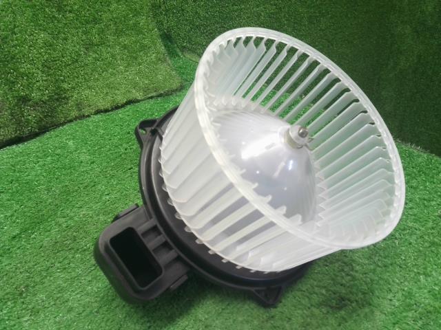 【中古】NV350キャラバン LDF-CW8E26 ヒーターブロアモーター 27220-3XA1A 自社品番250571 QM1