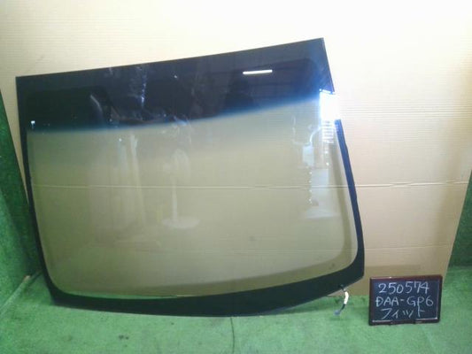 【中古】フィット DAA-GP6 フロントウインドガラス 73111-TAR-J41 自社品番250574 NH731P