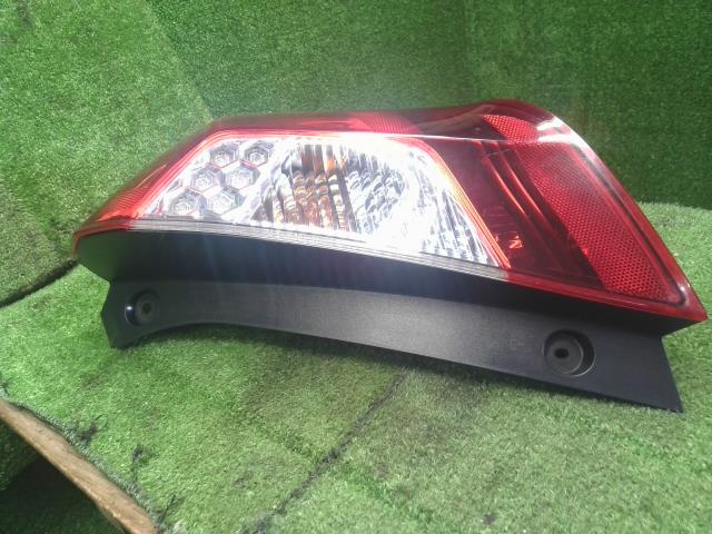 【中古】フィット DAA-GP6 右テールランプ 33500-T5A-J31 自社品番250574 NH731P