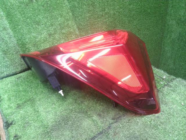 【中古】フィット DAA-GP6 右テールランプ 33500-T5A-J31 自社品番250574 NH731P