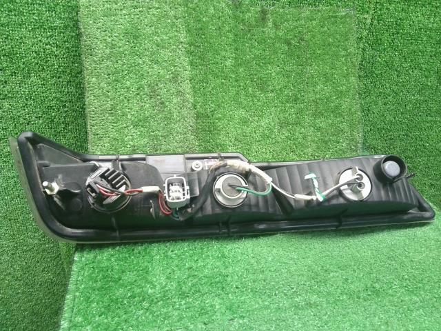 【中古】ハイゼット EBD-S331V 右テールランプ  自社品番250576 S28