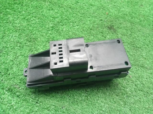 【中古】ハイゼット EBD-S331V パワーウインドウスイッチ  自社品番250576 S28