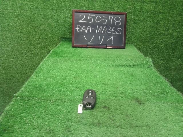 【中古】ソリオ DAA-MA36S キーレスリモコン  自社品番250578 ZVR