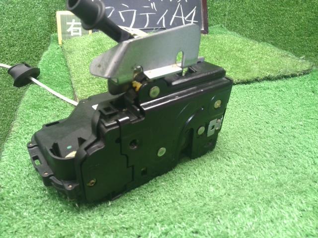 【中古】アウディ A4 GH-8EAMBF 右　フロント　ドアロック　ソレノイド　アクチュエーター 402837016 自社品番250585