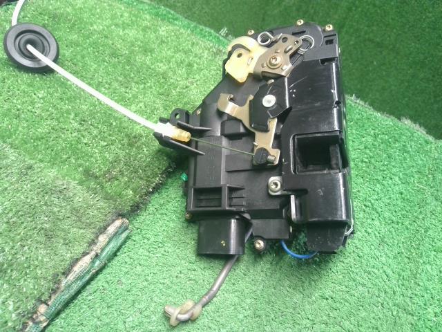 【中古】アウディ A4 GH-8EAMBF 右　フロント　ドアロック　ソレノイド　アクチュエーター 402837016 自社品番250585