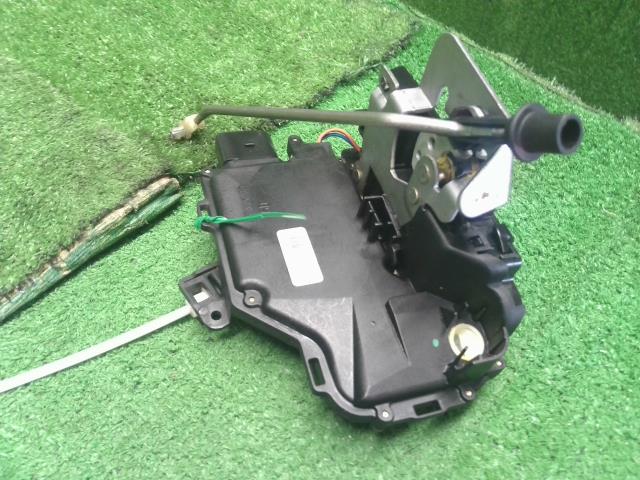 【中古】アウディ A4 GH-8EAMBF 右　フロント　ドアロック　ソレノイド　アクチュエーター 402837016 自社品番250585