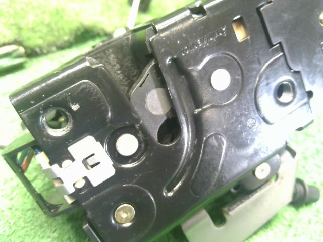 【中古】アウディ A4 GH-8EAMBF 右　フロント　ドアロック　ソレノイド　アクチュエーター 402837016 自社品番250585