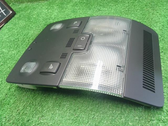【中古】アウディ A4 GH-8EAMBF ルームランプ 8E0947135D 自社品番250585
