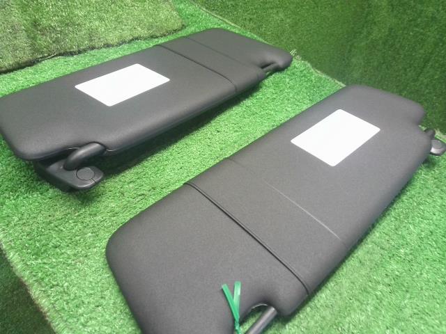 【中古】アウディ A4 GH-8EAMBF サンバイザー 8E0857551B 自社品番250585