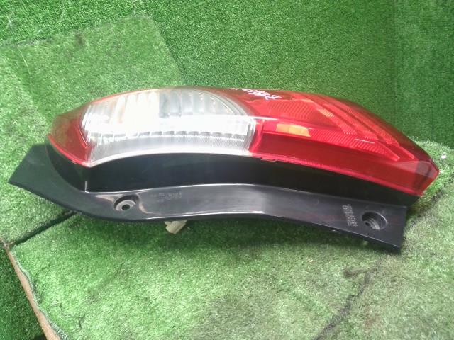 【中古】アルト DBA-HA25S 右テールランプ ブレーキランプ　35650-64L00 自社品番250592 Z2S