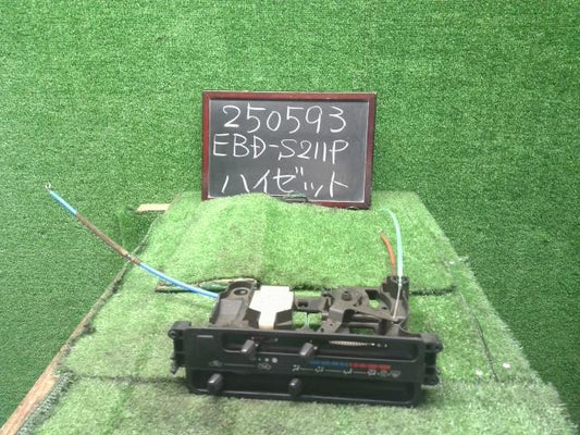 【中古】ハイゼット EBD-S211P エアコンスイッチ　Ａ／Ｃスイッチ　パネル 55910-B5040 自社品番250593 W20