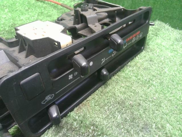 【中古】ハイゼット EBD-S211P エアコンスイッチ　Ａ／Ｃスイッチ　パネル 55910-B5040 自社品番250593 W20