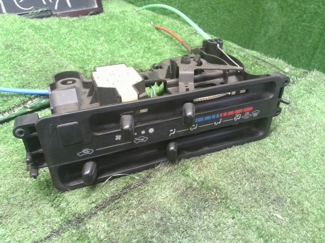 【中古】ハイゼット EBD-S211P エアコンスイッチ　Ａ／Ｃスイッチ　パネル 55910-B5040 自社品番250593 W20