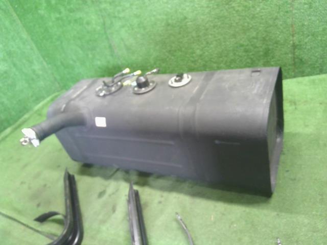 【中古】ダイナ 2DG-GDY281 フューエルタンク 　燃料タンク　77100-25560 自社品番250596