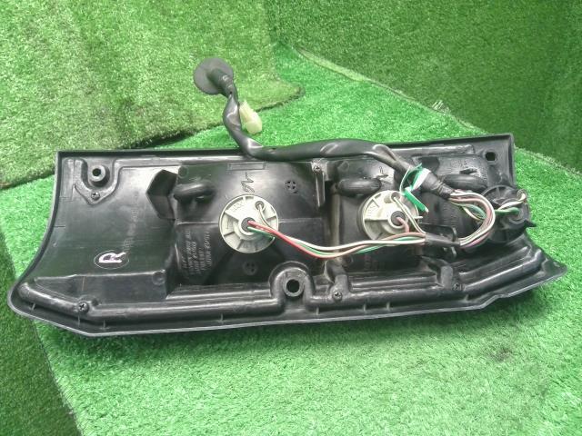 【中古】ランドクルーザープラド Q-LJ78G 右テールランプ 81550-60390 自社品番250598 183