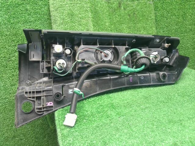 【中古】Ｎ－ＢＯＸ DBA-JF1 右テールランプ 33501-TY0-J71 自社品番250599 NH624P