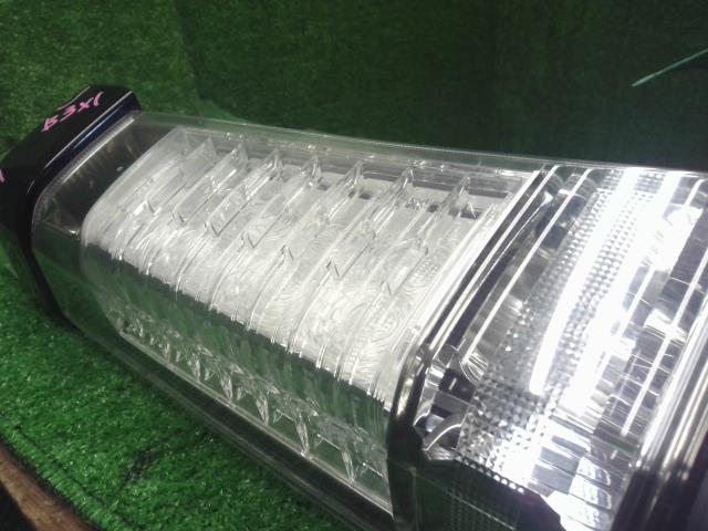 【中古】Ｎ－ＢＯＸ DBA-JF1 左テールランプ 33551-TY0-J71 自社品番250599 NH624P