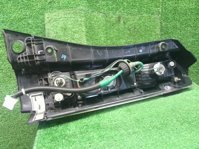 【中古】Ｎ－ＢＯＸ DBA-JF1 左テールランプ 33551-TY0-J71 自社品番250599 NH624P