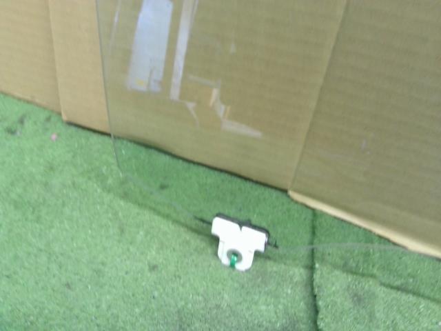 【中古】ハイゼット EBD-S510P 右Ｆフロント ドアガラス 運転席 68101-B5060 自社品番250602 W19