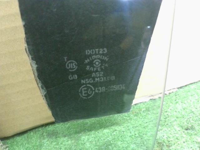 【中古】ハイゼット EBD-S510P 右Ｆフロント ドアガラス 運転席 68101-B5060 自社品番250602 W19