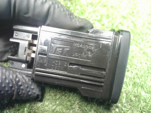 【中古】ハイゼット EBD-S510P ４ＷＤ　切替スイッチ　スイッチ 84720-B5020 自社品番250602 W19