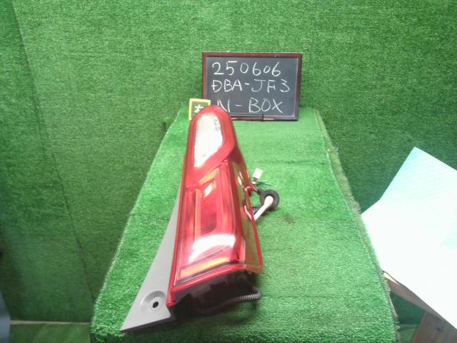 【中古】Ｎ－ＢＯＸ DBA-JF3 右テールランプ 　ブレーキランプ　 自社品番250606 NH830M