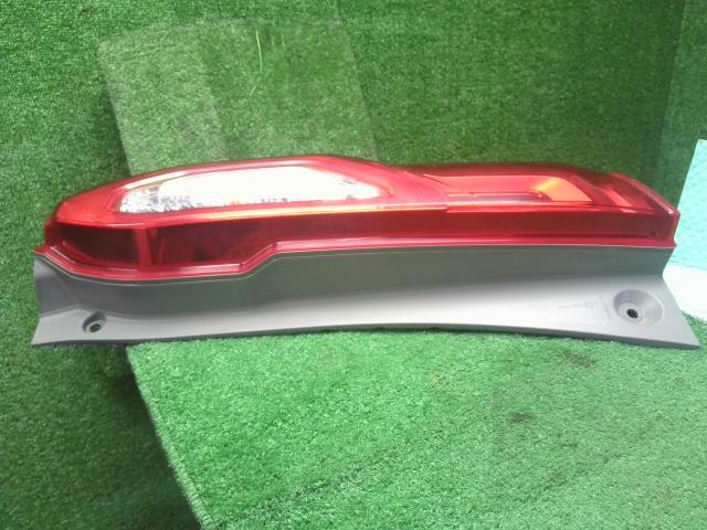 【中古】Ｎ－ＢＯＸ DBA-JF3 右テールランプ 　ブレーキランプ　 自社品番250606 NH830M
