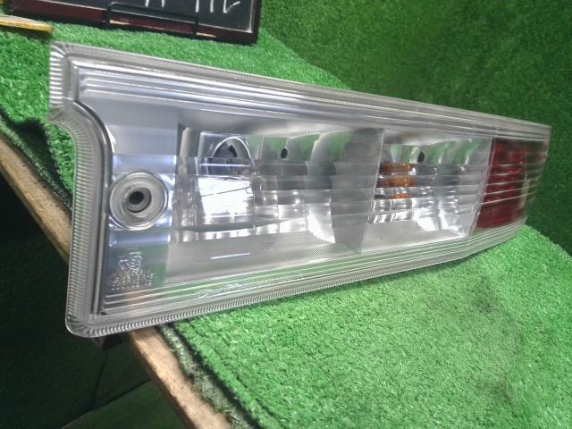 【中古】ハイゼットアトレ ABA-S331G 右テールランプ 81550-B5070 自社品番250614 W24
